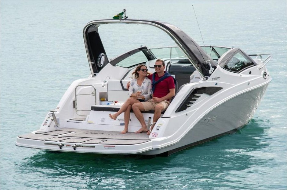 Casal na popa da Focker 272 GTC