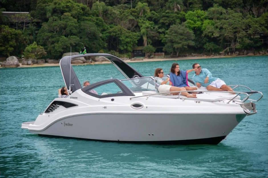 Família no solário de proa da Focker 272 GTC