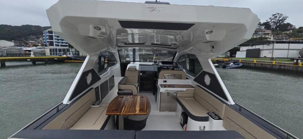 Cockpit da Focker 388 com mesa em teca