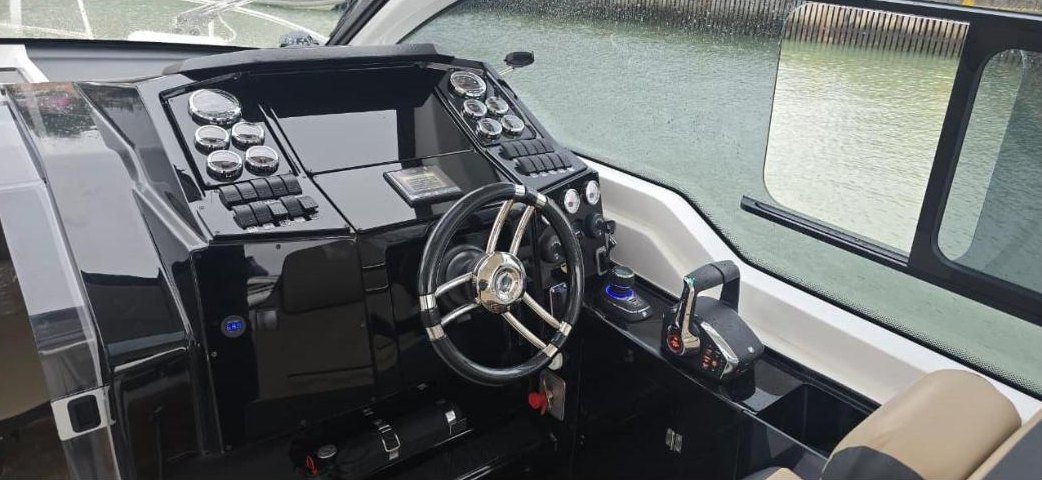 Posto de comando da Focker 388 com joystick