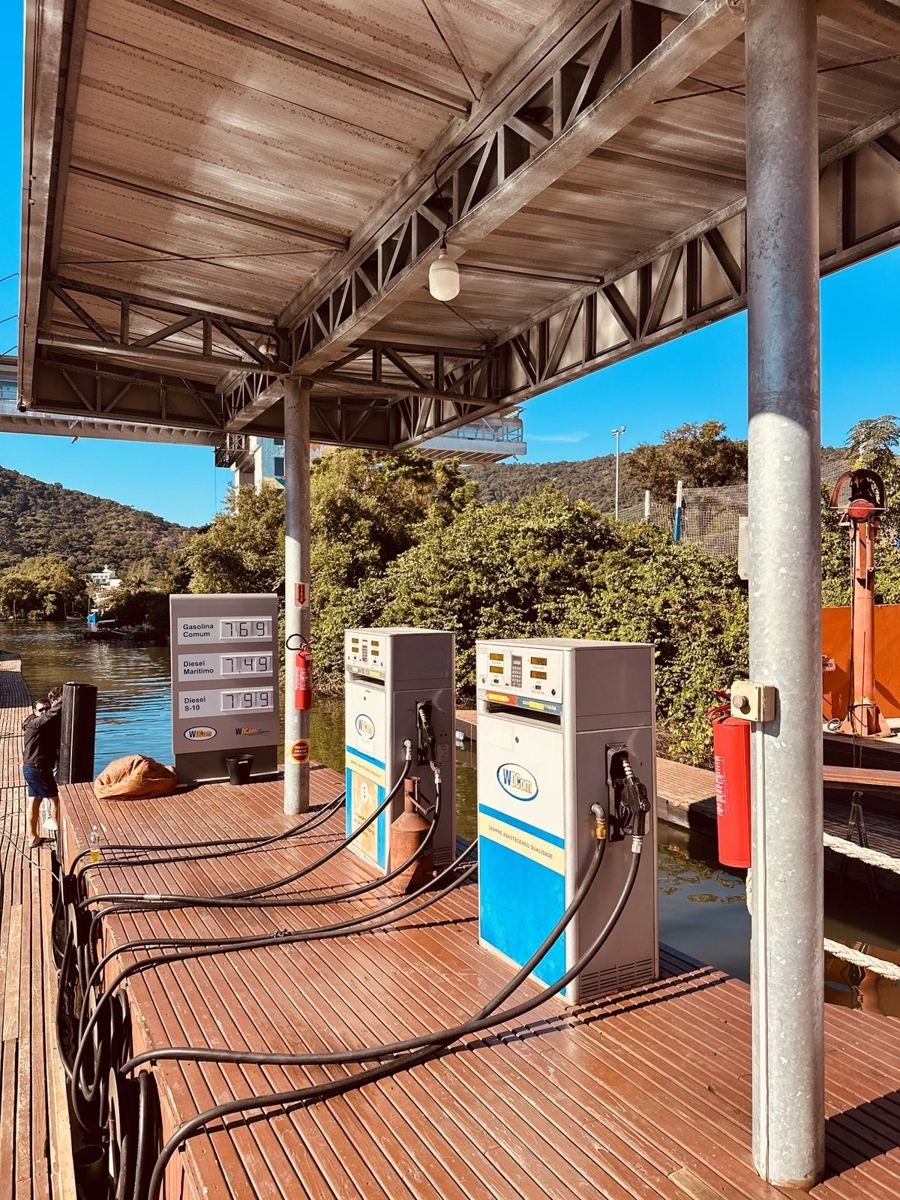 Posto de combustível no píer da marina